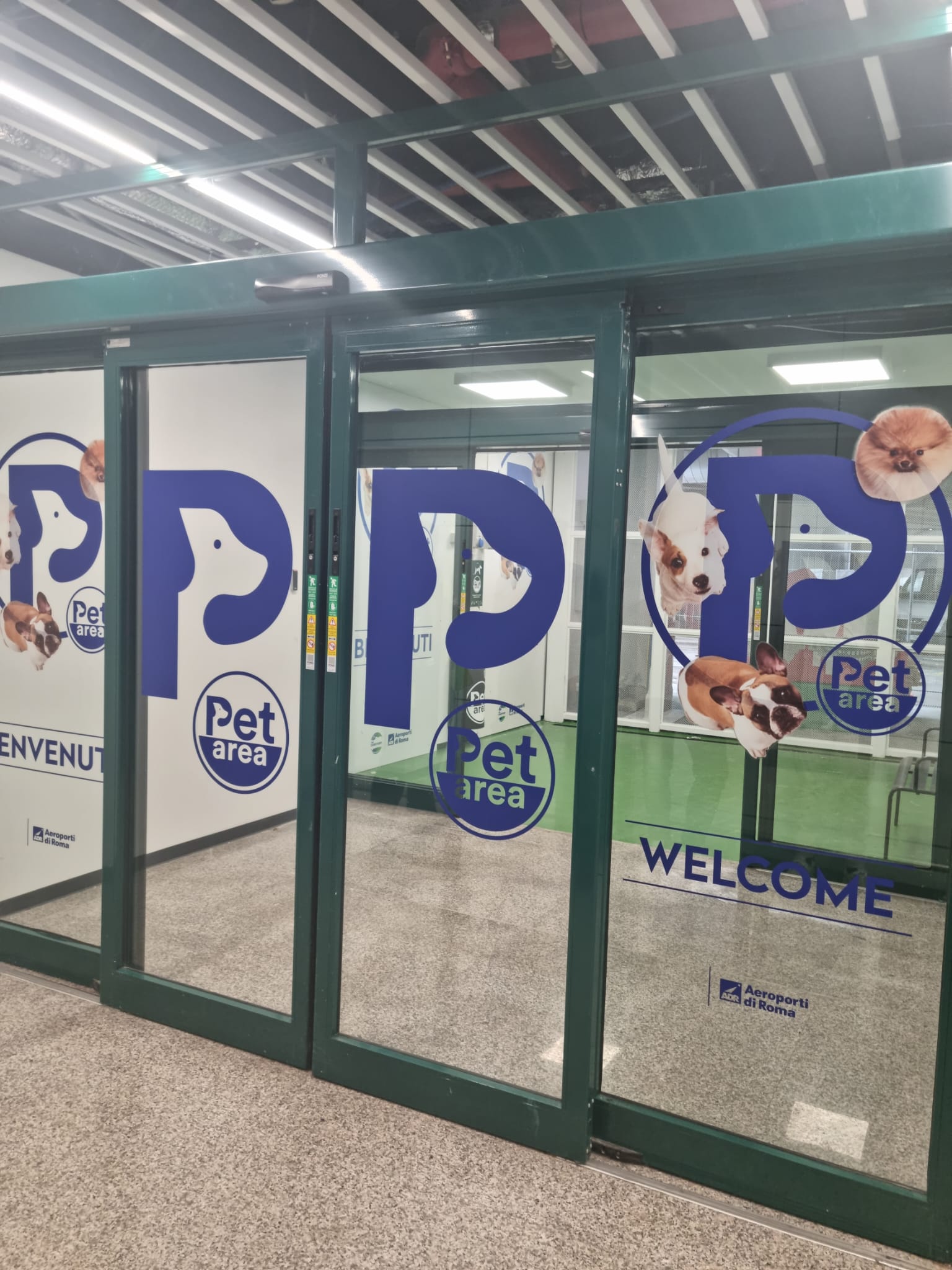 Area Pet dell’aeroporto per cani e animali domestici che viaggiano con i passeggeri