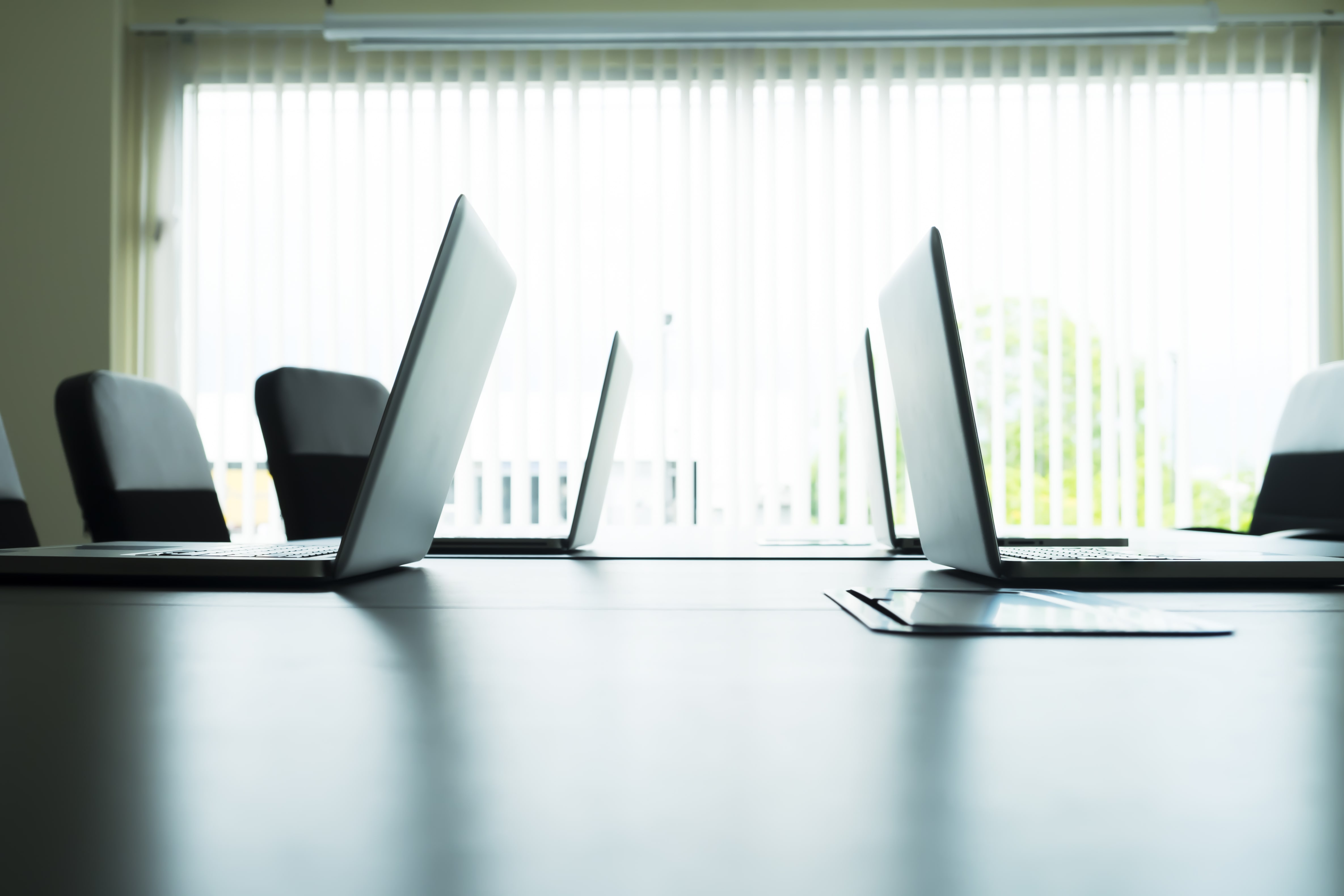 Sala riunioni con computer portatili e tablet